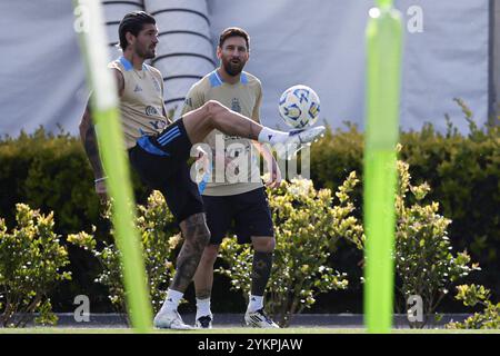 Ezeiza, Argentinien - 18. November 2024: Der argentinische Fußballtrainer Lionel Scaloni spricht während einer Pressekonferenz in der Trainingsstätte des Teams in Ezeiza an die Medien. Im Vorfeld des bevorstehenden Qualifikationsspiels zur Weltmeisterschaft gegen Peru in La Bombonera, dem legendären Stadion der Boca Juniors, äußerte Scaloni Vertrauen in die Leistung seines Teams trotz der jüngsten Niederlage gegen Paraguay. Der Trainer betonte die Widerstandsfähigkeit des Teams und die Vorbereitung auf die entscheidende Begegnung. (Foto von UNAR Photo) Stockfoto