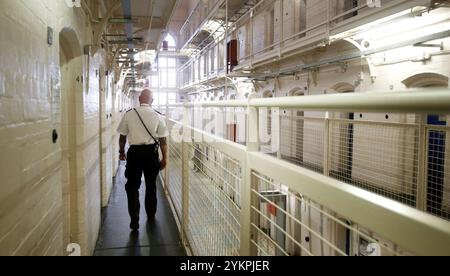 Aktenfoto vom 10/13 von HMP Barlinnie in Glasgow. Fast 400 Kurzzeitgefangene könnten im neuen Jahr freigelassen werden, da die schottische Regierung den Druck auf die Gefängnisse des Landes verringern wollte. Angela Constance kündigte im Oktober an, dass die Regierung versuchen werde, die automatische Freilassung von Gefangenen, die weniger als vier Jahre im Dienst sind, von derzeit 50 % auf 40 % zu ändern. Ausgabedatum: Dienstag, 19. November 2024. Stockfoto