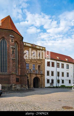 Südfassade und St. Hedwigs Kirche des Piastpalastes, ein Renaissance-Gebäudekomplex der Piastdynastie, in Brzeg, Woiwodschaft Opole, Polen. Stockfoto