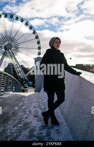 Junge Frau vor dem Riesenrad in Gdańsk Stockfoto