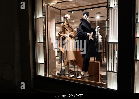 Weibliche Schaufensterpuppen im Geschäft Glasfenster gekleidet lässig Herbst — Winter elegante Kleidung, Nachtszene. Stockfoto