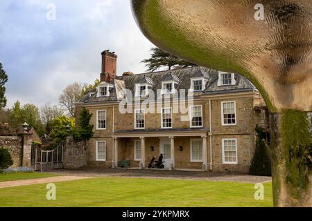 Großbritannien, England, West Sussex, Midhurst, Woolbeding Gardens, Cedra, gegossene, gesponnene und gerollte, spiegelpolierte Wasserskulptur aus Edelstahl von Willia Stockfoto