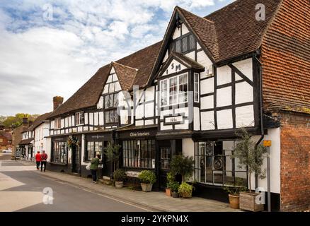 Großbritannien, England, West Sussex, Midhurst, West Street, Geschäfte in 1660 datierten Fachwerkhäusern Stockfoto