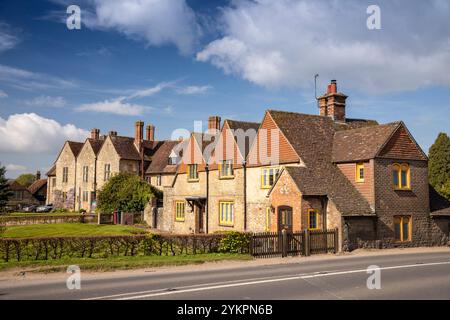 Großbritannien, England, West Sussex, Easebourne, Cowdray Estate, Häuser neben der Kirche Stockfoto