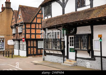 Großbritannien, England, West Sussex, Midhurst, West Street, Eagle House und Spread Eagle Hotel Lounge Bar Stockfoto