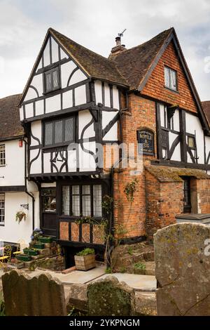 Großbritannien, England, West Sussex, Midhurst, Church Hill, Swan Inn's Jug and Bottle Harveys, Brauereiladen vom Kirchhof Stockfoto