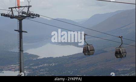 Berggondeln, die von der Bergstation auf Aonach Mor von der Nevis Range Mountain Gondola in der Nähe von Fort William abgeholt werden Stockfoto