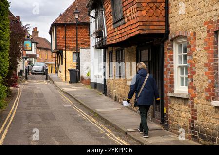 Großbritannien, England, West Sussex, Midhurst, Wool Lane, Holzrahmengebäude mit Jet-Gebinde und Fliesen hängen im oberen Stockwerk Stockfoto