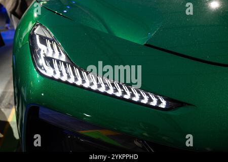 09-11-2024 Zürich, Schweiz. Grüne, elektrische Lotus-Eletre-SUV-Scheinwerfergruppe im Zurich Auto Salon. Nahaufnahme, keine Leute Stockfoto