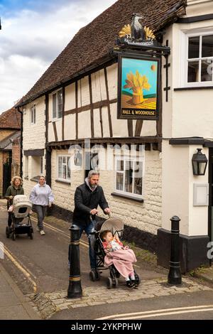 Großbritannien, England, West Sussex, Midhurst, North Street, Wheatsheaf Pub am Ende der Wool Lane Stockfoto