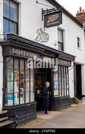 Großbritannien, England, West Sussex, Midhurst, North Street, Stiefel-Chemiker in historischem Gebäude Stockfoto