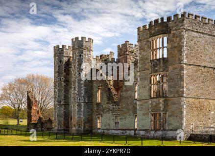 Großbritannien, England, West Sussex, Midhurst, Cowdray House Torhaus Ruinen Stockfoto