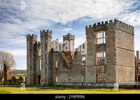 Großbritannien, England, West Sussex, Midhurst, Cowdray House Torhaus Ruinen Stockfoto