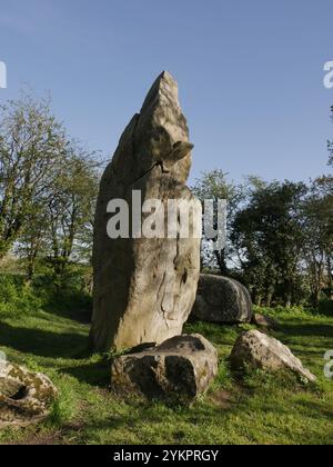 Riese Kerzerho, riesiger Megalith in Erdeven. Stehende Steine aus Morbihan, frankreich. Die größte Megalithregion in der Nähe von Carnac Stockfoto