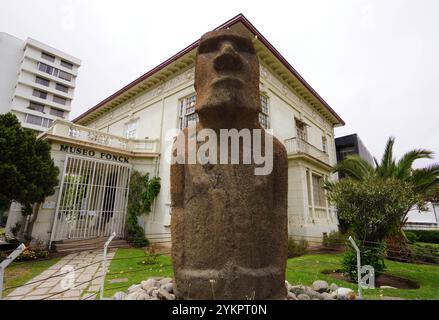 Moai Statue von der Osterinsel und Museo Fonck Museum in Vina del Mar, Valparaiso, Chile Stockfoto