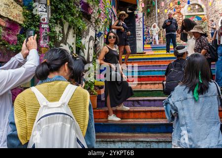 Die Regenbogentreppe - ein beliebter Fotomodus für Touristen in Balat, Istanbul, Türkei Stockfoto