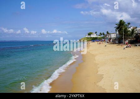 Strand Praia do Bonfim mit der Festung Forte do Monte Serrat im Hintergrund, Salvador de Bahia, Brasilien Stockfoto