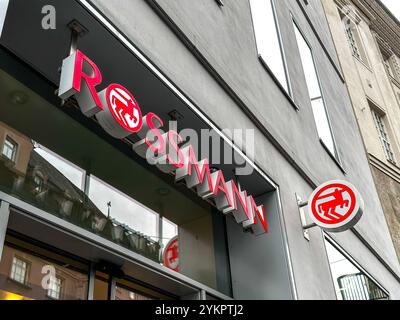 Augsburg, Bayern, Deutschland - 18. November 2024: Rossmann Drogeriemarkt-Filiale in Augsburg mit dem charakteristischen roten Logo am Eingang *** Rossmann Drogeriemarkt-Filiale in Augsburg mit dem charakteristischen roten Logo am Eingang Stockfoto