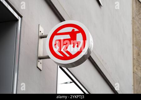 Augsburg, Bayern, Deutschland - 18. November 2024: Rossmann Drogeriemarkt-Filiale in Augsburg mit dem charakteristischen roten Logo am Eingang *** Rossmann Drogeriemarkt-Filiale in Augsburg mit dem charakteristischen roten Logo am Eingang Stockfoto