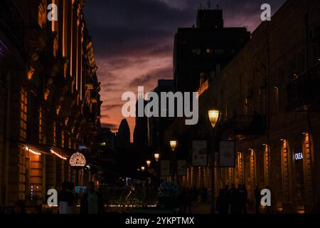 Baku, Aserbaidschan. November 2024. Ein Nachtblick ist in Baku, der Hauptstadt Aserbaidschans, am 14. November 2024 zu sehen. Quelle: Cao Yang/Xinhua/Alamy Live News Stockfoto