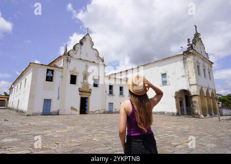 Tourismus in Sao Cristovao, Sergipe, Brasilien. Junge Touristikerin besucht Praca do Carmo im Dorf Sao Cristovao, Sergipe, Brasilien. Stockfoto