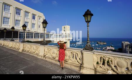 Tourismus in Salvador de Bahia, Brasilien. Panoramablick auf die Touristenfrau auf der Terrasse, die den Aussichtspunkt mit dem Lacerda Aufzug von Salvador de Bahia genießt, Stockfoto