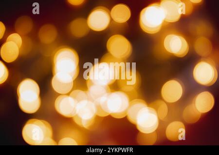 Ein warmer, verschwommener Bokeh-Hintergrund mit goldenen Lichtern, perfekt für Feiertage, Partys oder festliche Anlässe. Fängt ein gemütliches und einladendes Atmo ein Stockfoto