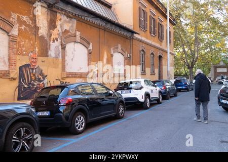 Rom, Rm, Italien. November 2024. Ansicht des Wandgemäldes, das Claudio Ranieri gewidmet ist und von dem Straßenkünstler ''Drugi'' im Stadtteil Testaccio in Rom geschaffen wurde (Foto: © Matteo Nardone/Pacific Press Via ZUMA Press Wire) NUR ZUR REDAKTIONELLEN VERWENDUNG! Nicht für kommerzielle ZWECKE! Stockfoto