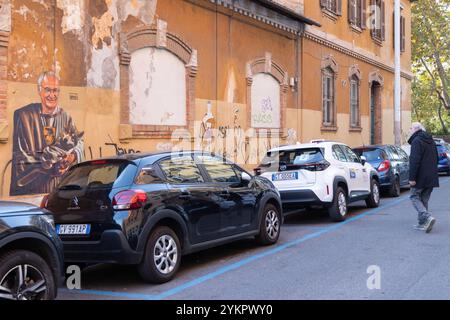 Rom, Rm, Italien. November 2024. Ansicht des Wandgemäldes, das Claudio Ranieri gewidmet ist und von dem Straßenkünstler ''Drugi'' im Stadtteil Testaccio in Rom geschaffen wurde (Foto: © Matteo Nardone/Pacific Press Via ZUMA Press Wire) NUR ZUR REDAKTIONELLEN VERWENDUNG! Nicht für kommerzielle ZWECKE! Stockfoto