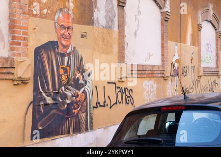 Rom, Rm, Italien. November 2024. Ansicht des Wandgemäldes, das Claudio Ranieri gewidmet ist und von dem Straßenkünstler ''Drugi'' im Stadtteil Testaccio in Rom geschaffen wurde (Foto: © Matteo Nardone/Pacific Press Via ZUMA Press Wire) NUR ZUR REDAKTIONELLEN VERWENDUNG! Nicht für kommerzielle ZWECKE! Stockfoto