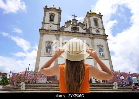 Tourismus in Salvador de Bahia, Brasilien. Reisender, der die historische Stadt Salvador de Bahia besucht. Junge Touristin vor der Kirche von NOS Stockfoto