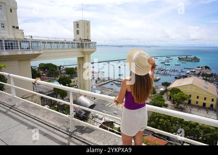 Tourismus in Salvador de Bahia, Brasilien. Rückansicht der Touristenfrau, die den Aussichtspunkt von Salvador de Bahia mit Lacerda Elevator, Brasilien genießt. Stockfoto