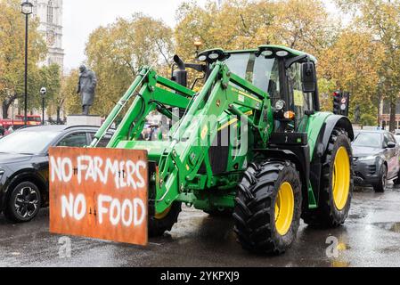Westminster, London, Großbritannien. November 2024. Die Landwirte nehmen an einem Protest in Westminster gegen die im Haushalt angekündigten Änderungen der Erbschaftssteuer für landwirtschaftliche Betriebe Teil. Die Demonstranten glauben, dass es die Familienbauern ungerechtfertigterweise beeinflussen wird. Die Teilnehmer nutzen Traktoren, um sich auf den Straßen der Stadt zu behaupten Stockfoto