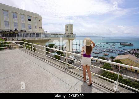 Urlaub in Salvador de Bahia, Brasilien. Die gesamte Länge des Reisenden Mädchen auf der Terrasse genießt den Aussichtspunkt mit Lacerda Aufzug und Hafen von Salvador de Bah Stockfoto