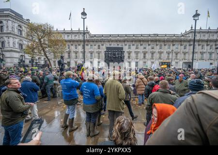 London, Großbritannien. November 2024. Bauern aus ganz Großbritannien protestieren in Whitehall gegenüber der Downing Street, nachdem Rachel Reeves die Vorschriften für die Erbschaftssteuer für landwirtschaftliche Nutzflächen geändert hat. Quelle: Malcolm Park/Alamy Live News Stockfoto