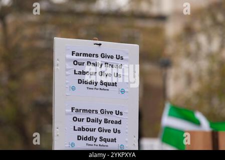 Westminster, London, Großbritannien. November 2024. Die Landwirte nehmen an einem Protest in Westminster gegen die im Haushalt angekündigten Änderungen der Erbschaftssteuer für landwirtschaftliche Betriebe Teil. Die Demonstranten glauben, dass es die Familienbauern ungerechtfertigterweise beeinflussen wird. Labour, Diddly Squat Reform UK Plakat Stockfoto