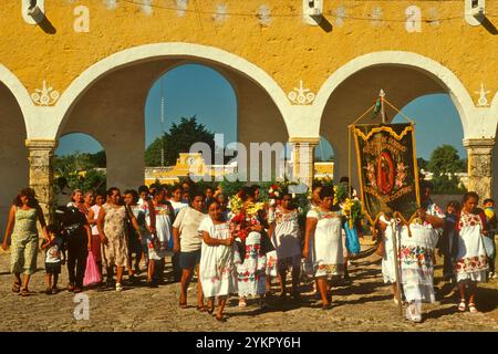 Prozession von Maya-Frauen in Huipil-Kleidung, auf dem Weg zur Messe, Atrium im Convento de San Antonio de Padua, Izamal, Yucatan, Mexiko Stockfoto