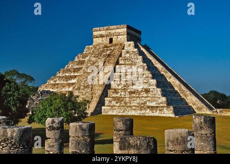 El Castillo (Piramide de Kukulcan), Blick vom Grupo de MIL Columnas, Chichen Itza archäologische Stätte, Yucatan, Mexiko Stockfoto