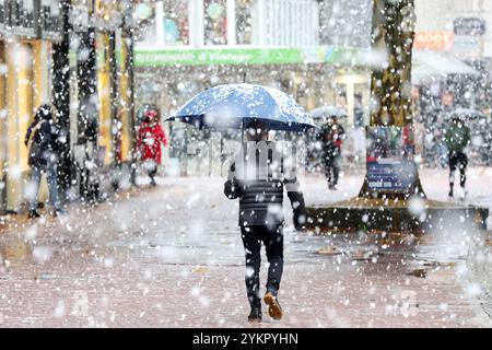 Hamburg, Deutschland. November 2024. Ein Mann läuft durch die Fußgängerzone im Schnee. Quelle: Bodo Marks/dpa/Alamy Live News Stockfoto