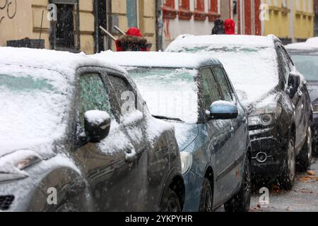 Hamburg, Deutschland. November 2024. Schnee liegt auf geparkten Autos auf einer Straße. Quelle: Bodo Marks/dpa/Alamy Live News Stockfoto