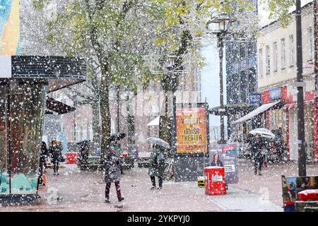 Hamburg, Deutschland. November 2024. Menschen, die bei Schneefall durch die Fußgängerzone laufen. Quelle: Bodo Marks/dpa/Alamy Live News Stockfoto