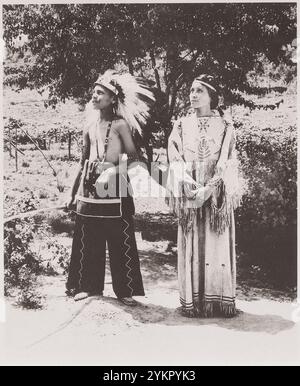 Vintage-Foto von Cherokee Jungen und Mädchen im Kostüm auf Reservierung, North Carolina, USA. 1939 Stockfoto