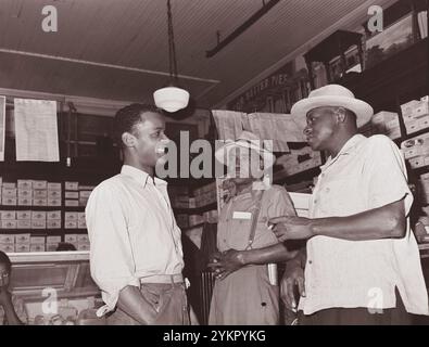 Vintage-Foto von amerikanischen Bergleuten. James Robert Howard, gegangen, besucht Bergleute im Firmengeschäft. Gilliam Coal and Coke Company, Gilliam Mine, Gilliam, McDowell County, West Virginia. USA. August 1946 Stockfoto