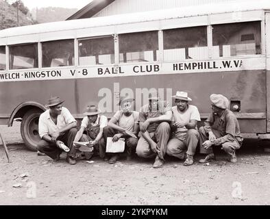 Vintage-Foto vom Leben amerikanischer Bergleute. Einige der Mitglieder des Baseballteams der Exeter-Warwick Mines. Kingston Pocahontas Coal Company, Exeter Mine, Welch, McDowell County, West Virginia. USA. August 1946 Stockfoto