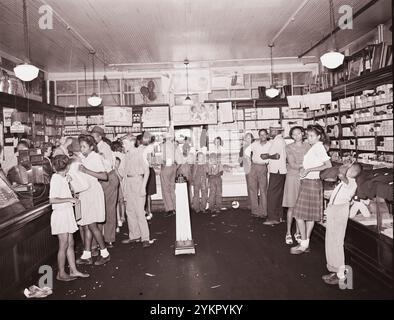 Vintage-Foto vom Leben amerikanischer Bergleute. Das Geschäft des Unternehmens ist ebenso ein Treffpunkt und Besucherort wie ein Einkaufszentrum. Gilliam Coal and Coke Company, Gilliam Mine, Gilliam McDowell County, West Virginia. USA. August 1946 Stockfoto