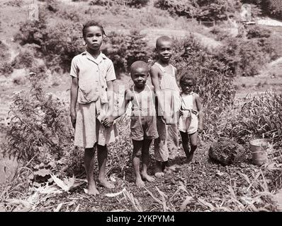 Vintage-Foto von afro-amerikanischen Bergarbeiterkindern. Mullens Smokeless Coal Company, Mullens Mine, Harmco, Wyoming County, West Virginia. USA. August 1946 Stockfoto