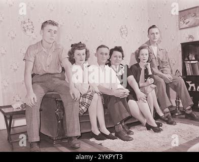 Vintage-Foto von amerikanischen Bergleuten. Familie von Harry Fain, Kohlelader. Von links nach rechts sind: Harry Ray, 15 Jahre alt; Ella Jane, 18 Jahre alt; Harry Fain, 45 Jahre alt; Mrs. Harry Fain, 42 Jahre alt; Geraldine Fain, 22 Jahre alt, George, 20 Jahre alt. Inland Steel Company, Wheelwright #1 & 2 Mines, Wheelwright, Floyd County, Kentucky. USA. September 1946 Stockfoto