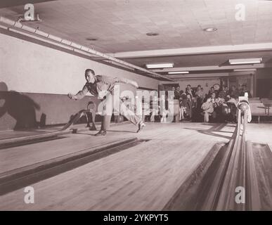 Vintage-Foto von amerikanischen Bergleuten. George Fain, Sohn von Harry Fain, Kohlelader, Bowling. Es gibt 4 Gassen im Erholungszentrum. Inland Steel Company, Wheelwright #1 & 2 Mines, Wheelwright, Floyd County, Kentucky. USA. September 1946 Stockfoto