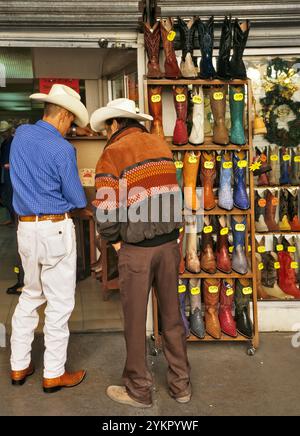 Männer, die Cowboystiefel ansehen, werden in der Calle Libertad, Ciudad de Chihuahua (Stadt Chihuahua), Bundesstaat Chihuahua, Mexiko, ausgestellt Stockfoto