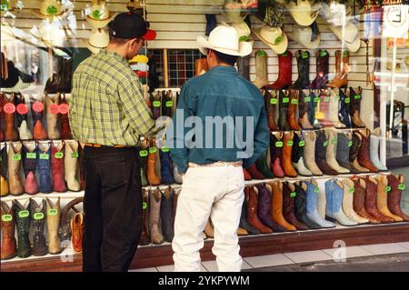 Männer, die Cowboystiefel ansehen, werden in der Calle Libertad, Ciudad de Chihuahua (Stadt Chihuahua), Bundesstaat Chihuahua, Mexiko, ausgestellt Stockfoto